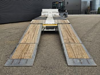 MAX 110 / 3 X STEERING AXLE / HYDRAULIC RAMP